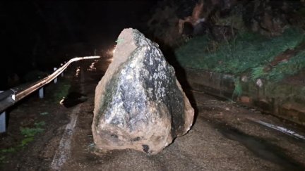 La roca ocupaba la práctica totalidad de la carretera. / Gobierno de Aragón