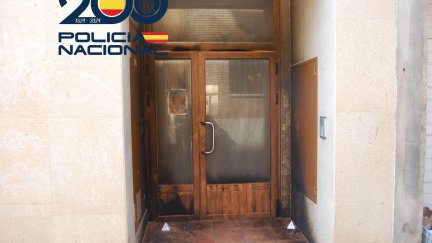 Portal quemado en la calle Las Huertas, en Huesca. / Policía Nacional
