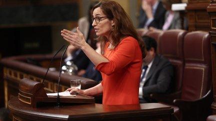 La ministra de Sanidad, Mónica García, interviene durante una sesión plenaria en el Congreso de los Diputados. / Europa Press. Eduardo Parra