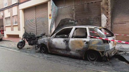 Un coche y una moto han quedado totalmente calcinados por el incendio de varios contenedores. / Aragón TV