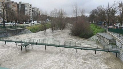 Río Manzanares este viernes a su paso por Madrid. / Efe