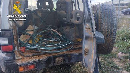 Interior de uno de los vehículos robados con restos de cableado de cobre. / Guardia Civil