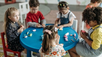 Varios niños en una clase. / Canva