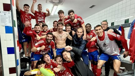 Los jugadores de la SD Tarazona festejan el triunfo ante el Sestao River.