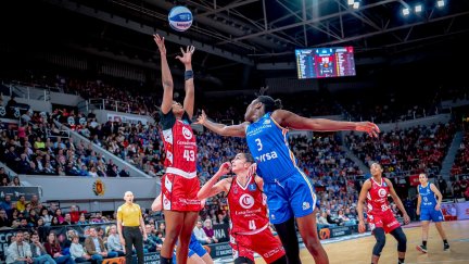 Brianna Fraser tratando de coger un pase en la semifinal ante Perfumerías Avenida