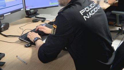 Un agente de la Policía Nacional de Zaragoza registra las llamadas recibidas. / Aragón TV