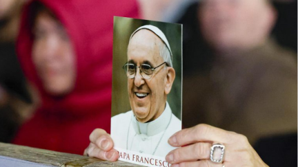 Fieles en una oración del Rosario por la salud del papa Francisco, quien está hospitalizado con neumonía, en la Plaza de San Pedro en Ciudad del Vaticano, el 19 de marzo de 2025. EFE/EPA/Fabio Frustaci