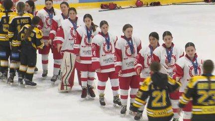 Las jugadoras del CH Jaca tras recibir la medalla