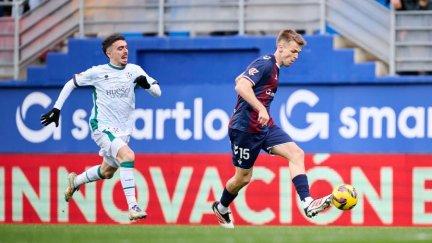 Joaquín tratando de llegar a un balón que se queja el jugador de la SD Eibar