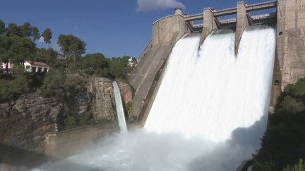 Desembalse de agua en El Grado. / Aragón TV