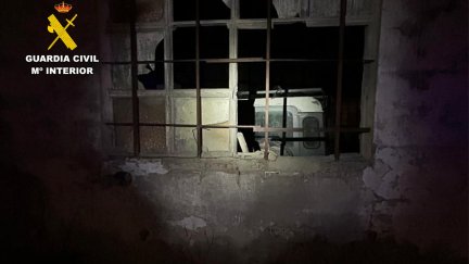 Ventana forzada por la que accedieron los detenidos. / Guardia Civil Zaragoza