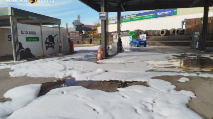 Espuma esparcida por la gasolinera para evitar la inflamación del combustible. / DPH