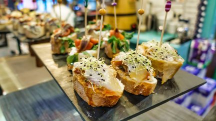 Tapas en la barra de un bar. / Canva