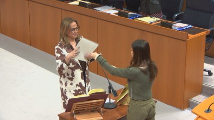 Mayte Pérez acepta el cargo como senadora ante la presidenta de las Cortes de Aragón. / Aragón TV