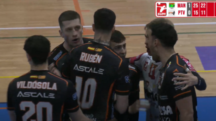 El Pamesa Teruel Voleibol celebrando un punto ante Manacor