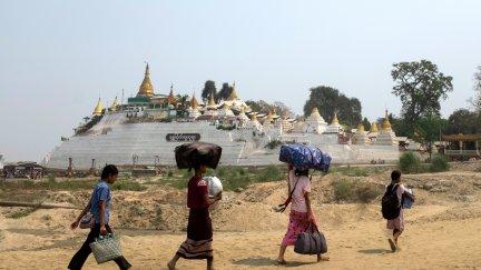 Vecinos de Mandalay (Myanmar) acarrean con sus pertenencias tras verse afectadas por el terremoto. / Stringer (EFE)