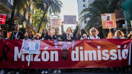 Una nueva manifestación, la sexta desde el 29 de octubre, recorre las calles de València para pedir la dimisión de Carlos Mazón. / Europa Press