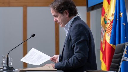El consejero de Hacienda durante la presentación de las alegaciones a los medios. / Gobierno de Aragón. Fabián Simón