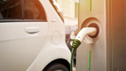 Vehículo eléctrico realizando una carga. / Canva