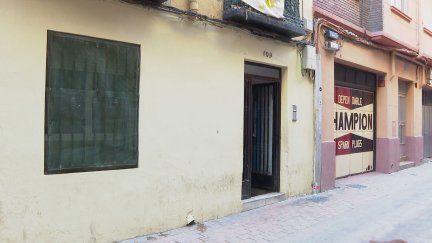 Portal de la calle Las Armas en el que se ha producido la detención. / Aragón TV