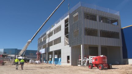La construcción industrial recupera los datos de empleo. / Aragón TV