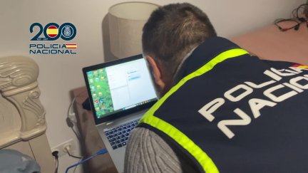Un agente de la Policía Nacional investiga el ordenador de uno de los detenidos. / Policía Nacional