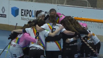 Las jugadoras del Esneca Fraga se abrazan al finalizar el partido