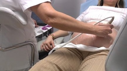Una mujer embarazada durante una visita al ginecólogo. / Aragón Tv