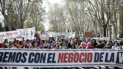 Decenas de personas durante la manifestación por la vivienda en Madrid. / Europa Press