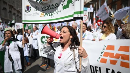 Los médicos piden un estatuto propio para su profesión. / EFE/ Fernando Villar