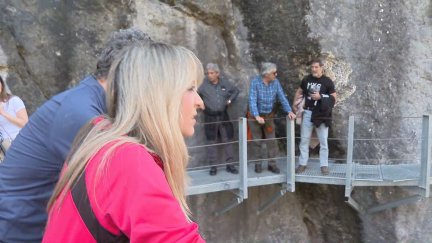 Primeros visitantes de la temporada en las pasarelas de Panticosa. / Aragón TV