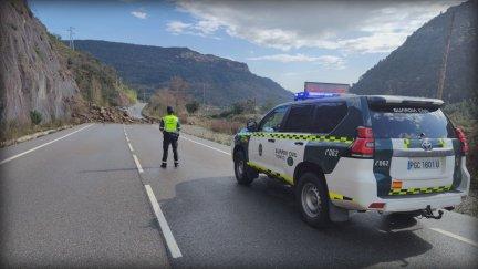 Carreta A-139 tras el desprendimiento de rocas. / Guardia Civil