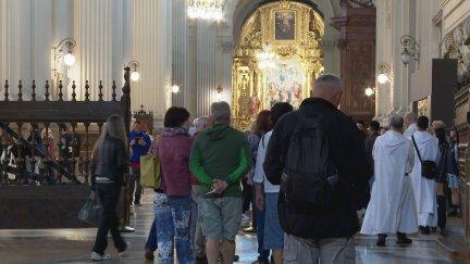 Turistas en el interior de la basílica de El Pilar. / Aragón TV