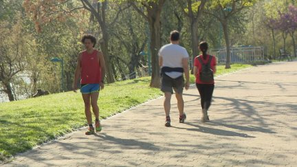 Varias personas pasean por la ribera del río Ebro en Zaragoza. / Aragón TV