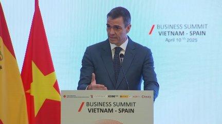 Sánchez, de visita oficial en Vietnam antes de viajar a China. / EFE