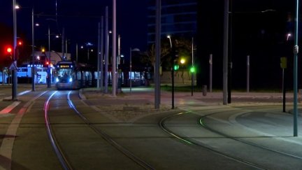 La imagen del tranvía nocturno será más visible este verano con la ampliación de horarios. / Aragón TV