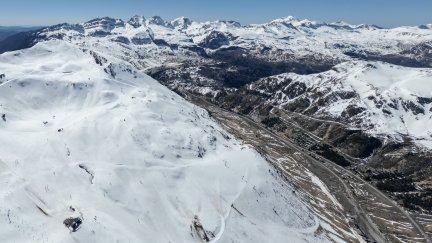Aunque la parte alta de la estación tiene nieve suficiente, esta casi ha desaparecido de la parte baja. / Astún