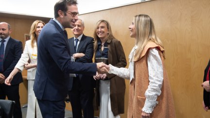 El ministro de Economía, Carlos Cuerpo, saluda a la vicepresidenta segunda y consejera de Economía de Aragón, Mar Vaquero. / Europa Press
