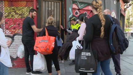 Vecinos del número 147 de la calle Coso volviendo este jueves a sus casas. / Aragón TV