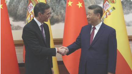 El presidente del Gobierno, Pedro Sánchez (izda), ha mantenido un encuentro con el presidente de la República Popular China, Xi Jinping, en la Casa de Huéspedes Nacional Diaoyutai, en Pekín. / EFE. Pool Moncloa. Fernando Calvo