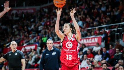 Helena Pueyo en una jugada durante el último partido