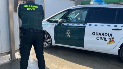 Un agente de la Guardia Civil junto a su vehículo. | Guardia Civil