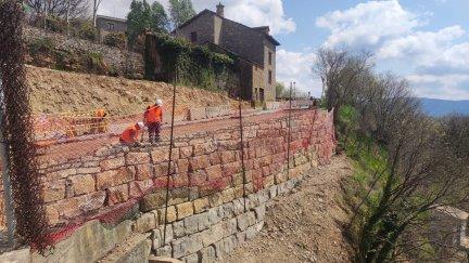Trabajos en la vía de acceso a la Villa Medieval de Aínsa. | Ayuntamiento de Aínsa
