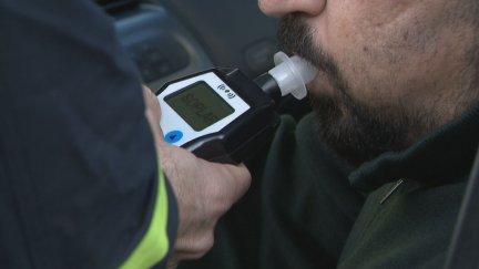 Un conductor sometiéndose a una prueba de alcoholemia. / Aragón TV