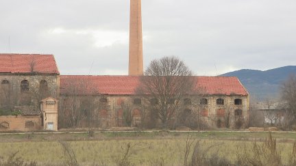 El campus integraría el edificio de la antigua azucarera. / Aragón TV
