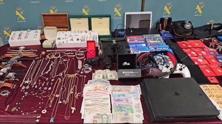 Parte del material incautado por la Guardia Civil. / Guardia Civil