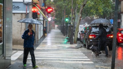 Lluvia en las calles de Zaragoza./ Marcos Cebrián / Europa Press