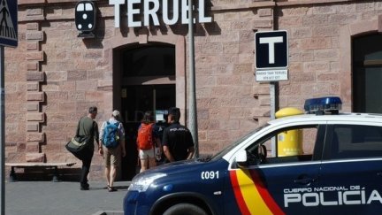 Agentes de la Policía Nacional de Teruel detienen a un hombre por venta de hachís a menores./ Policía Nacional