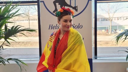 Ángela Martín-Mora posa con la bandera española.