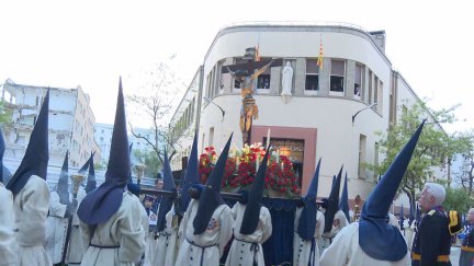 Puntal a las 20:15 el Cristo del Refugio ha abandonado la calle Tomás Crespo Aguëro. / Aragón TV
